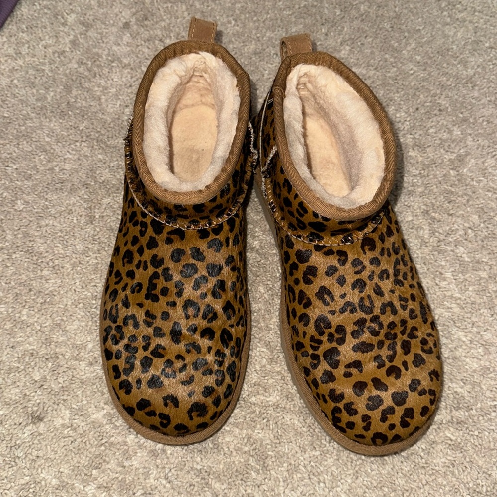 Leopard print uggs - size 9 Excellent Condition